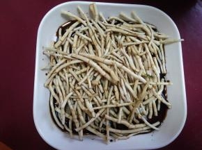 2.出水后，去掉多余的盐水，放入酱油和少量醋。