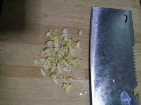 3.姜蒜切碎。