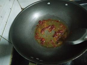 4.锅内下少量油，放一勺豆瓣。