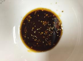 加糖、盐、酱油、辣椒油、白芝麻、花椒油少许，调制拌料。