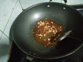 5.再加入姜蒜粒，翻炒均匀后淋在折耳根上。