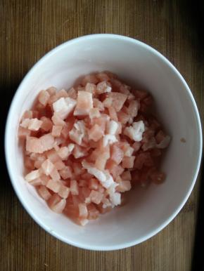 1.茄子去皮切条，猪肉切小丁备用。