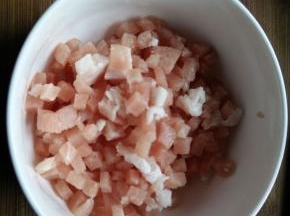1.茄子去皮切条，猪肉切小丁备用。