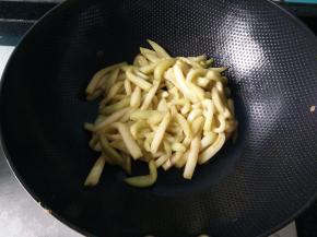 2.热锅凉油，油热之后将茄子倒入锅中翻炒，炒至茄子变软出锅备用。