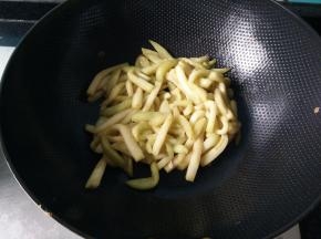 2.热锅凉油，油热之后将茄子倒入锅中翻炒，炒至茄子变软出锅备用。