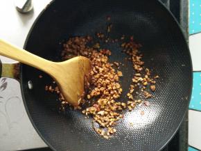 3.热锅加入少许油，油热加入切好的肉末，煸炒至出油，加入切好的葱姜蒜末，之后加入少许生抽、老抽、料酒。