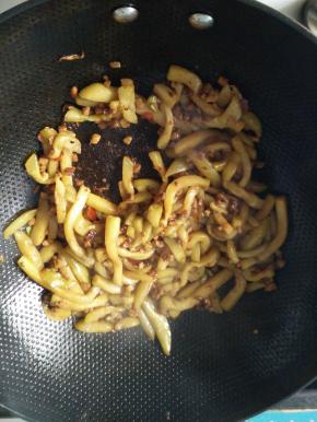 4.之后倒入炒好的茄子，继续煸炒均匀，便可以出锅了