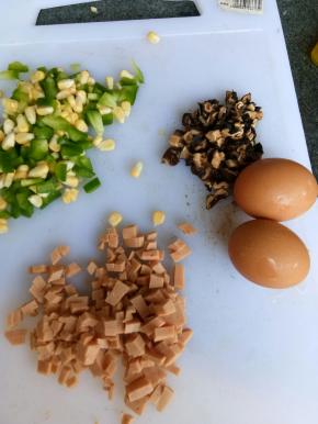 准备材料，切小丁，洗净！备用