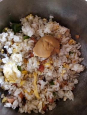 锅热下油，先炒鸡蛋，炒好盛出备用，下油，放入蔬菜，翻炒至八分熟，加盐调味，再下米饭，翻炒均匀！