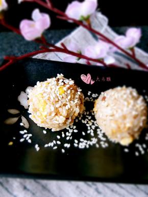 炒好的饭团，加入花生酱，或者沙拉，拌匀，用手搓成圆球！