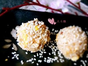炒好的饭团，加入花生酱，或者沙拉，拌匀，用手搓成圆球！