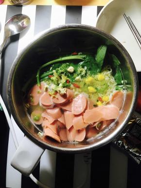 Pick the accessories into the boiled soup.