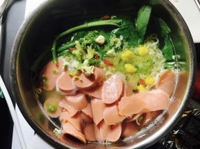Pick the accessories into the boiled soup.