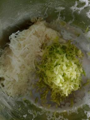 1.将土豆与萝卜擦丝