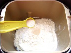 面包机桶里打入一个鸡蛋，倒入牛奶，玉米油，白糖（按先液体后粉类的顺序放入）加入盐，高筋面粉，在面粉中间小坑里放入酵母粉。（避免酵母和盐直接接触影响活性）开始和面。