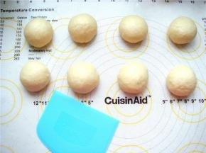 面团发酵好后排气，平均分成8个小剂子。