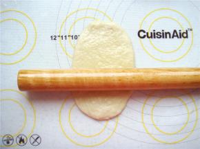 把小剂子擀成长形面片。