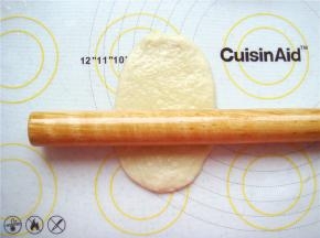 把小剂子擀成长形面片。