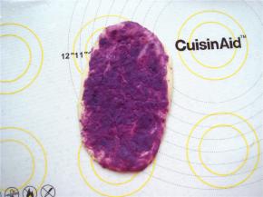 均匀的抹上一层紫薯泥。