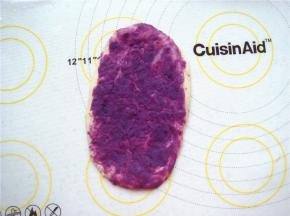 均匀的抹上一层紫薯泥。