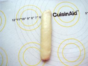 卷好后稍微按扁。