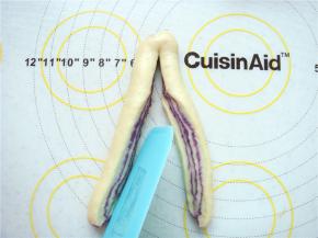 用刮板从中间一分为二，留下顶端不要切断。