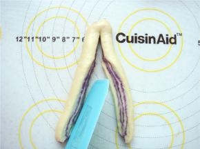 用刮板从中间一分为二，留下顶端不要切断。