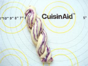 两条切面向上交叉拧到一起，形成漂亮的麻花，收口处捏紧。