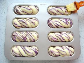 发酵好后，均匀的刷上全蛋液（分量外）。