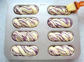 发酵好后，均匀的刷上全蛋液（分量外）。