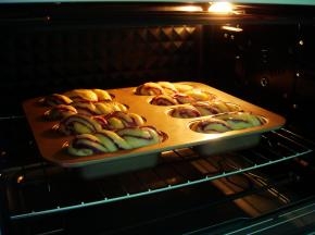 烤箱上170度，下150度，放中下层烤18分钟。