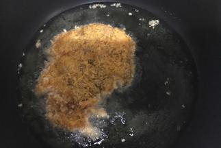 油锅加热，中火炸，炸至金黄色即可取出