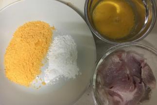 猪排加少许盐、胡椒粉腌制