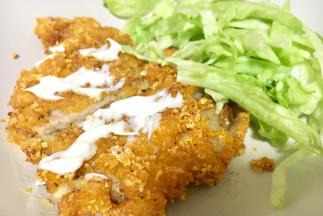 猪排切块，挤上沙拉酱即可