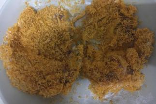 依次裹上面粉、鸡蛋液、面包糠