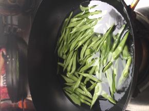 锅内加入适量水，把芸豆放入锅中煮熟捞出