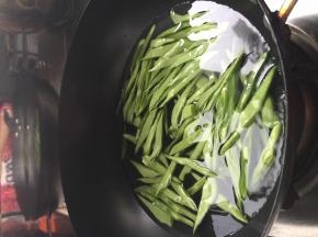 锅内加入适量水，把芸豆放入锅中煮熟捞出