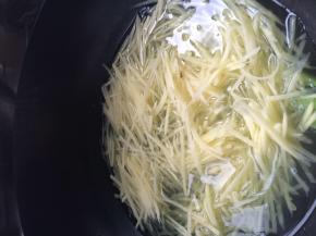 锅内放入适量水，把土豆煮熟捞出