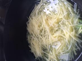 锅内放入适量水，把土豆煮熟捞出