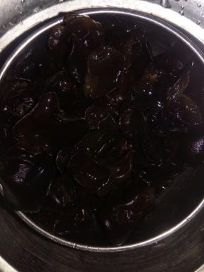 木耳用水泡发，洗净备用。