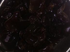 木耳用水泡发，洗净备用。