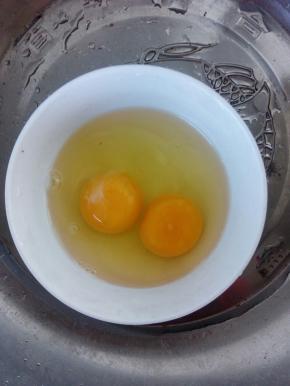 鸡蛋打散搅匀。