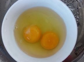 鸡蛋打散搅匀。