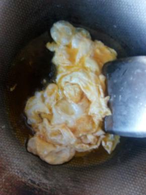 油加热后，先把鸡蛋煎好，装碗备用。