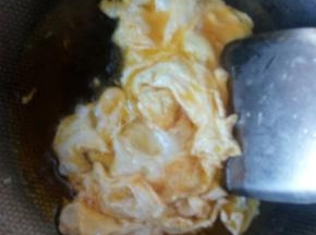 油加热后，先把鸡蛋煎好，装碗备用。