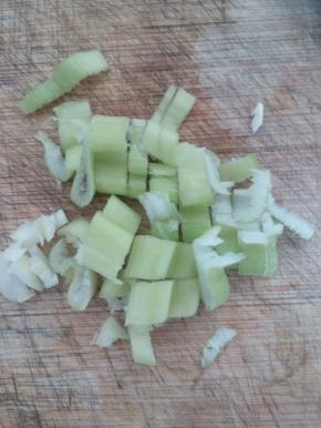 切点葱花备用。