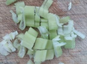 切点葱花备用。