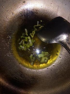 锅放油加热，放葱花爆香。