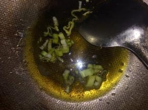 锅放油加热，放葱花爆香。