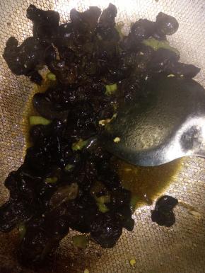 放木耳炒会，放盐，酱油，十三香。